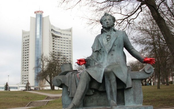 В Минске осквернивший Пушкина подонок демонстративно явился в милицию