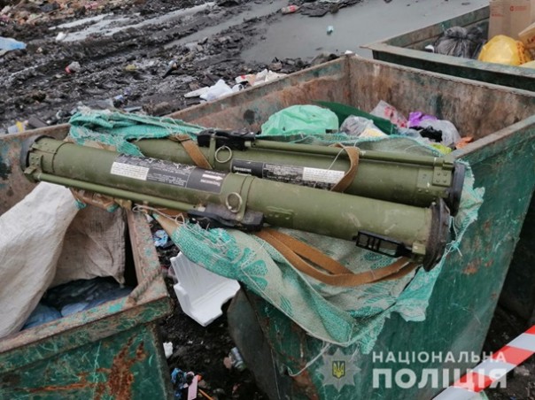 В Житомире гранатометы выбросили в мусорник
