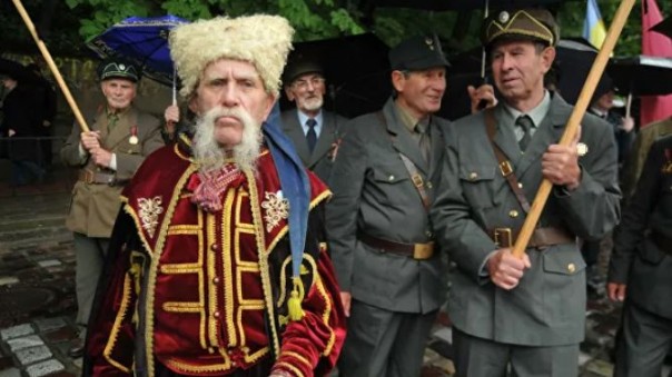 "Зеленский на трибуне Мавзолея". Каких героев стесняются на Украине