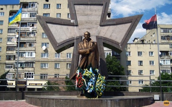 Ивано-Франковск, в котором было уничтожено 50000 евреев, изобилует памятниками их палачам