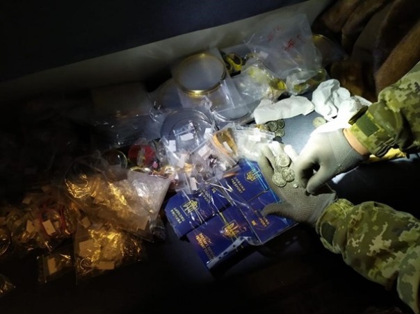 В поезде Киев-Москва нашли схрон с монетами и загранпаспортами