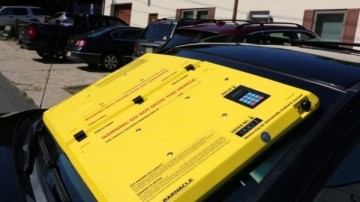 В США за неправильную парковку ставят блокираторы на лобовые стёкла. Их научились снимать и получать бесплатный интернет