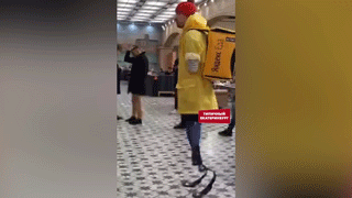 Уральский паратриатлонист устроился курьером в службу доставки еды — видео