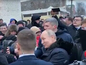 "Вы замерзли!" Путин остановил кортеж в Череповце