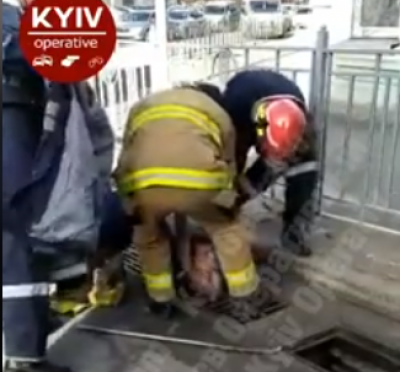 В Киеве из канализации выловили абсолютно голого неадеквата (Видео)
