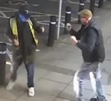 Борьба пенсионера и грабителя у банкомата попала на видео