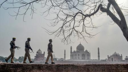 В Индии к приезду Трампа строят стены, реставрируют Тадж Махал, убирают обезьян и очищают реки