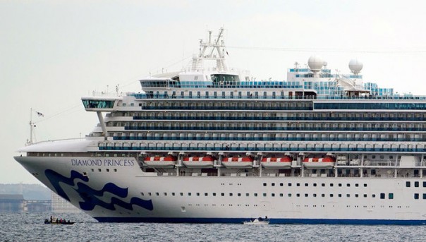 На круизном лайнере у берегов Японии у десяти пассажиров обнаружили коронавирус.