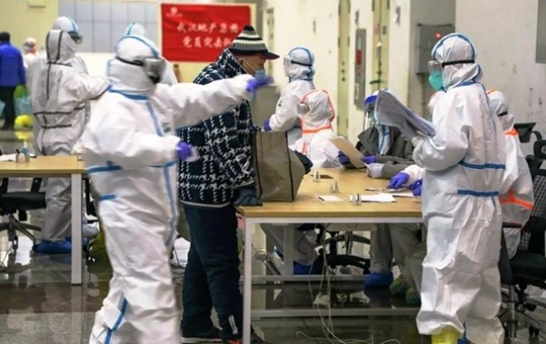 Медики в госпитале в Ухане станцевали для больных коронавирусом