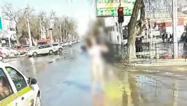 Потеплело: В Таганроге обнаженная женщина бегала по улицам и купалась в лужах. Видео