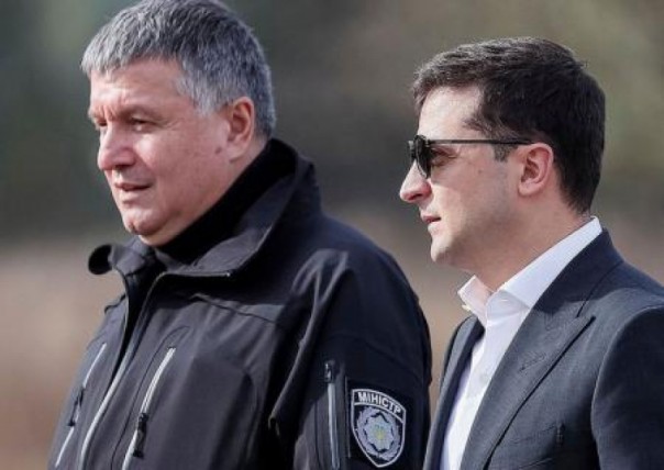 Из-под Зеленского выбивают подпорку Авакова. Владимир Скачко