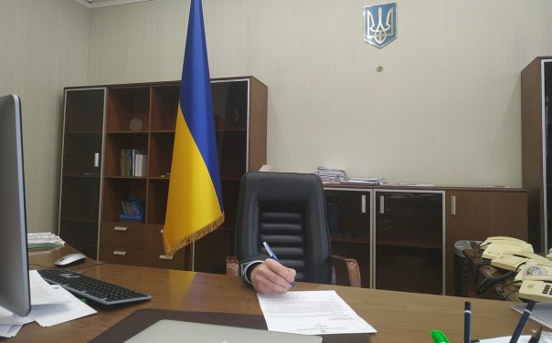 Министр Зеленского спрятался под стол от разъяренного агрария