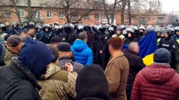 Не хватает только противотанковых ежей... На Украине перекрыли дорогу из-за приезда эвакуированных из Китая