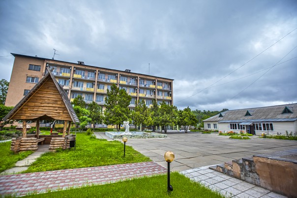 Оборудование НАТО и суперохрана. Как выглядит санаторий Новые Санжары, куда везут украинцев из Китая