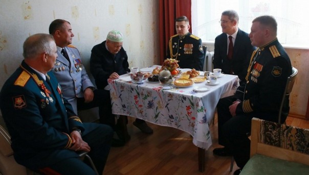 Для 102-летнего ветерана Великой Отечественной провели специальный парад