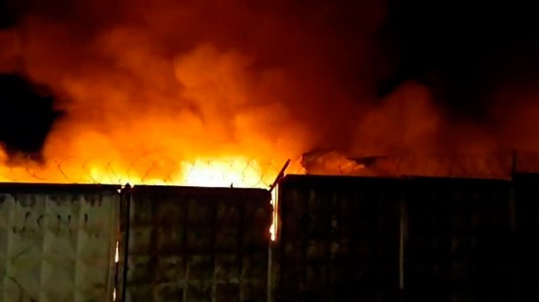 Огненная стена: новые кадры пожара на складах под Красногорском