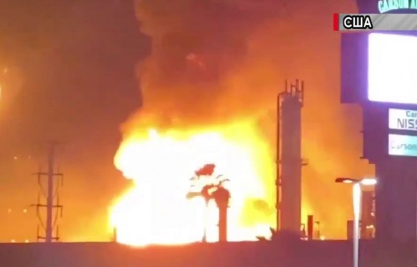 В Калифорнии горит нефтеперерабатывающий завод