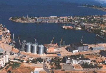 Власти Крыма закрывают Керченский рыбный порт и паромную переправу