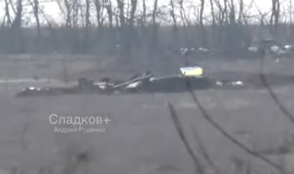 Укрофашисты вернулись на позиции у Петровского и подняли украинский флаг на своих позициях