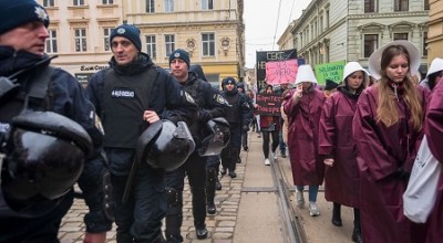Во Львове «Марш женщин» забросали яйцами