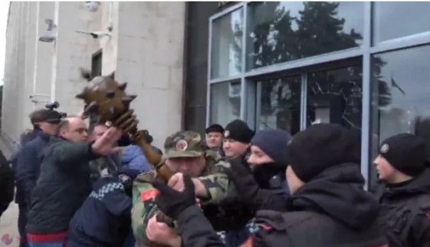 В Кишиневе протестующие напали на журналиста из-за русского языка