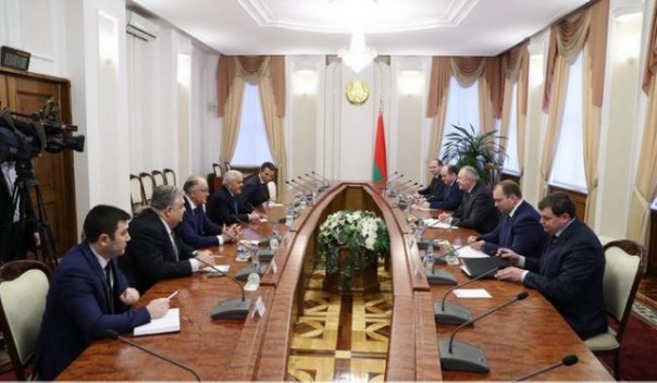 Белоруссия пока не планирует отказываться от российской нефти, но уже договаривается о реверсе из Польши и ожидает танкер из Азербайджана