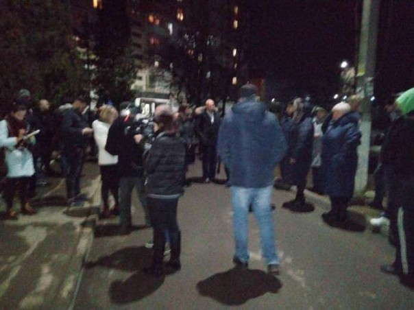 На Западной Украине у дома заболевшего коронавирусом собралась толпа