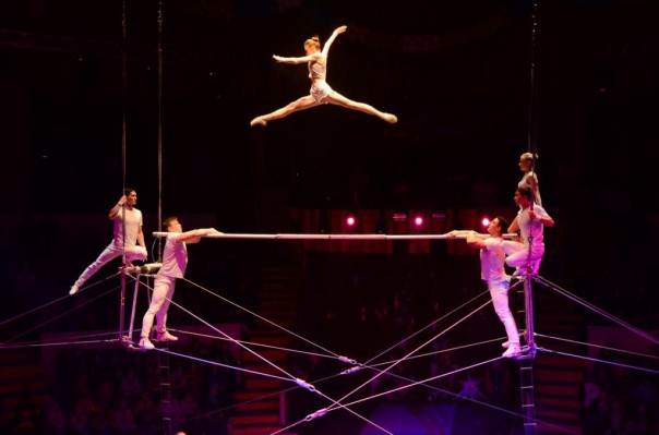 Артисты Московского цирка Никулина впервые на донецком манеже показали партерный полет