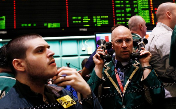 Обвал на мировых рынках. Главное | Fitch сообщило об угрозе девальвации в России из-за цен на нефть