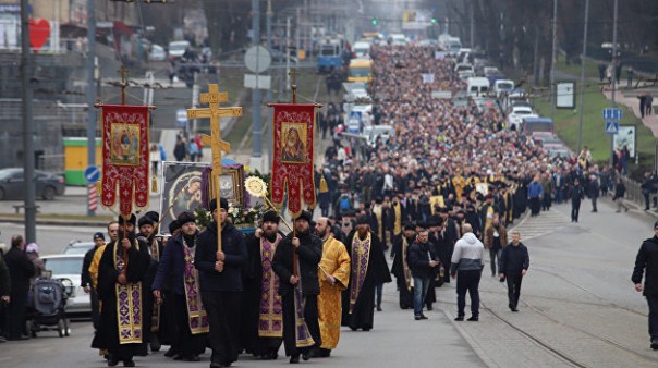 Тысячи верующих Винницы устроили крестный ход против коронавируса — видео