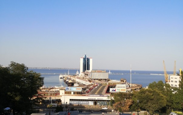 В Одессе закрывают рестораны и непродуктовые магазины