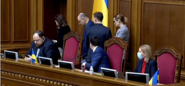 Принят закон о коронавирусе. За нарушение карантина штраф 170 тыс. гривен и 8 лет тюрьмы. Возможно введение режима ЧС. Закрывают метрополитен