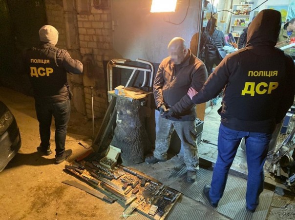 В Киеве мужчина хранил арсенал оружия в гараже