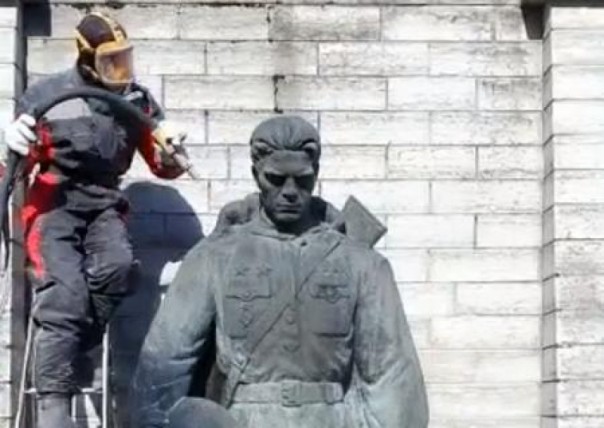 Российские дипломаты в Эстонии реставрируют ко Дню Победы «Бронзового солдата» и надгробия советских воинов