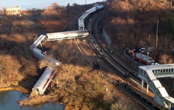 В Китае сошел с рельсов и опрокинулся поезд, 127 человек пострадали