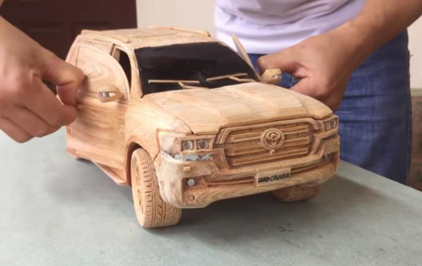 Когда руки растут из правильного места на карантине скучно не будет: Toyota Land Cruiser сделанный из дерева восхитил соцсети