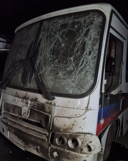 Центр Горловки под обстрелом укрофашистов: повреждены семь автобусов и четыре троллейбуса