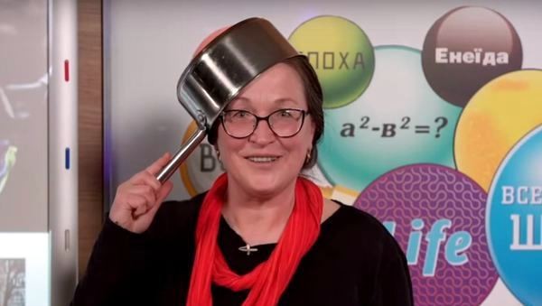 Украинская учительница рассказала о "революции гидности" и "российской агрессии" с кастрюлей на голове