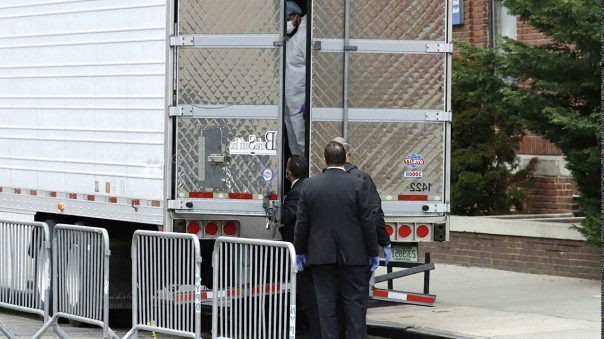 Склады трупов: американские врачи рассказали о коллапсе из-за COVID-19