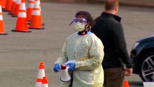 "На этой и следующей неделе будет много смертей". COVID-19 в мире: "пророчества" Трампа, Германия против США и британцы против сотовых вышек