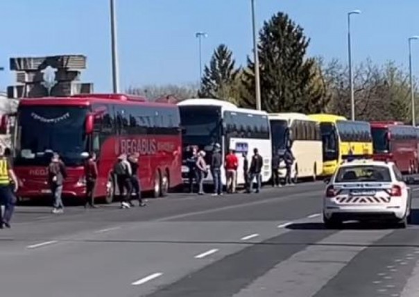 На границе с Венгрией вновь образовались массовые очереди украинцев, жаждущих попасть домой на Пасху