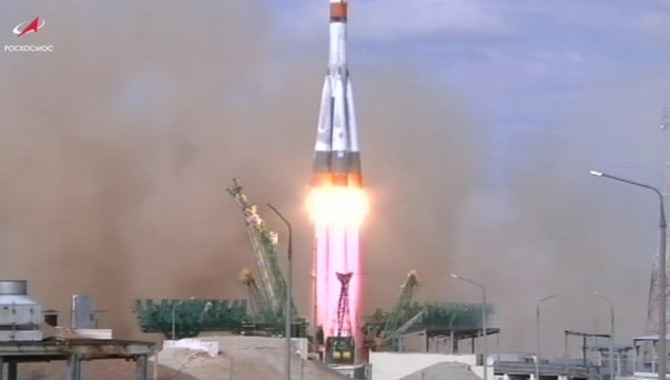 При старте ракеты-носителя "Союз" сорвало несколько бетонных плит