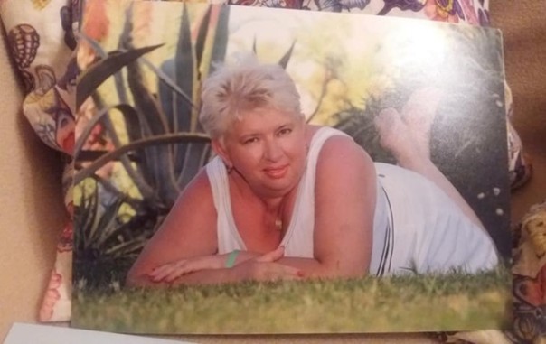 Депутат Бучи обматерила и избила сумкой горожан