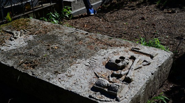 Вандалы разбили более 200 могил на кладбище в Днепропетровской области