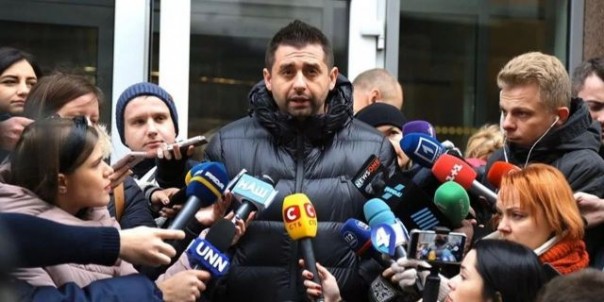 Арахамия предложил «слугам» называть «убогих» оппонентов в Раде «пророссийскими б***ями»