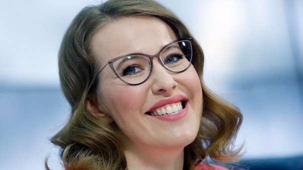 Как это мило, когда мама помогает доченьке