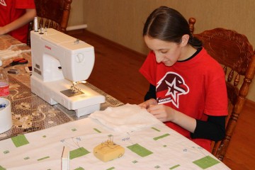 Юнармейцы шьют защитные маски и идут в волонтеры