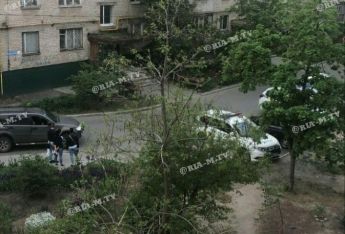 В Мелитополе задержали хрюмберга АТЫ, который избил жену и бился головой о машину полицейских [18+]