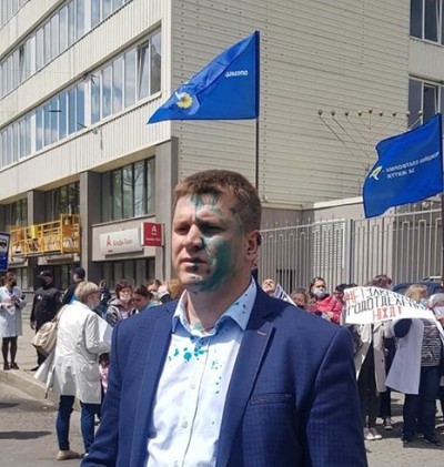 В Харькове на акции медиков против закрытия родильного отделения облили зелёнкой главу местной ОПЗЖ Лесика