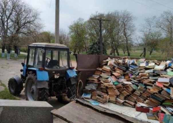 Книги в уличной грязи и туалет в библиотеке: в Украине массово уничтожают книгохранилища